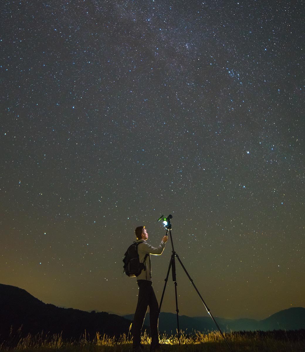 the-man-with-a-camera-stand-on-the-starry-sky-back-2022-10-10-14-44-07-utc-copy3.jpg the-man-with-a-camera-stand-on-the-starry-sky-back-2022-10-10-14-44-07-utc-copy3.jpg